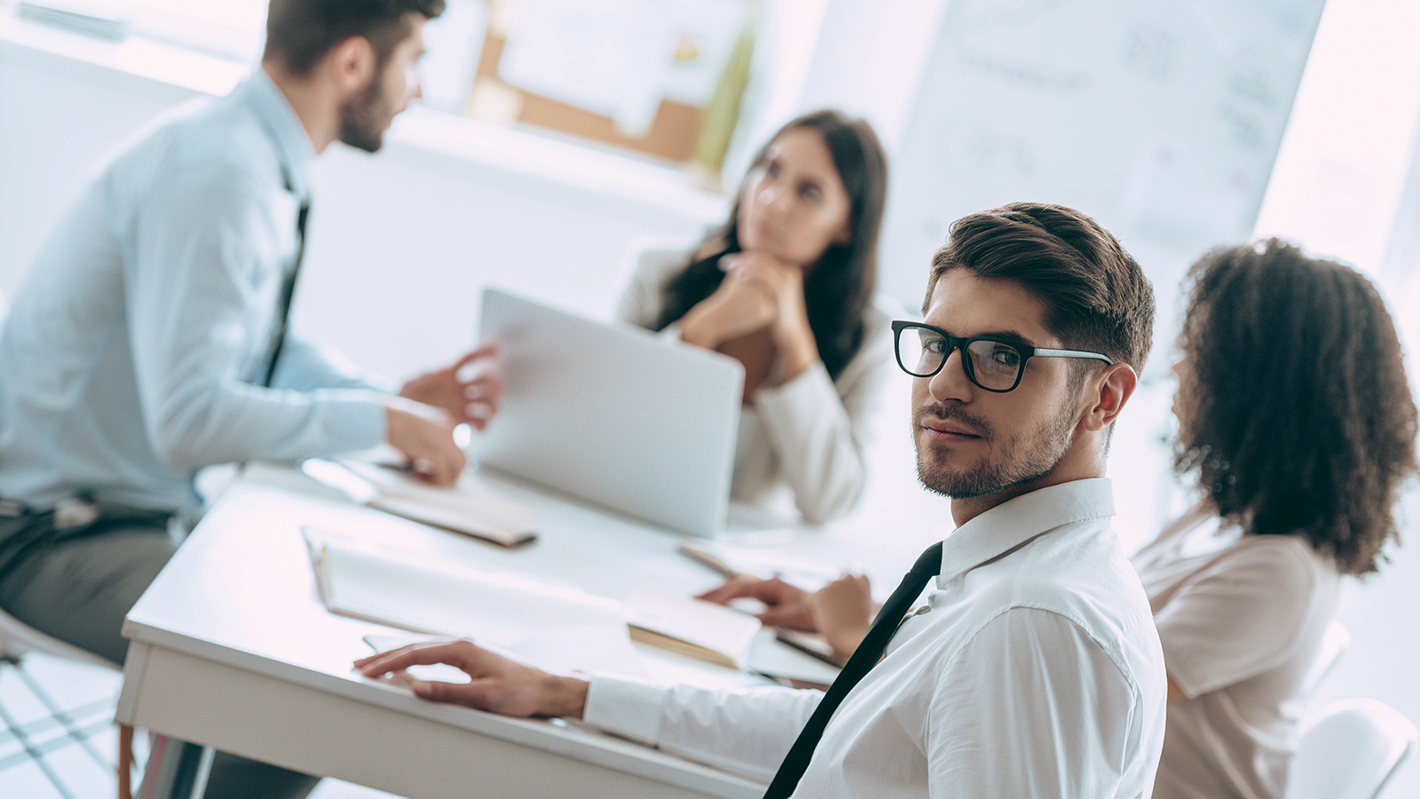 Groupe-personnes-travail-business-entreprise-iStock-522137924